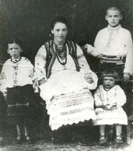 Родина Коробчуків - Любонька, Віра на руках, Надійка, брат Левко з матір'ю Вірою Коробчук